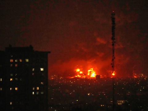 Bombardé, l'Iran riposte et choisit un successeur à Ali Khamenei