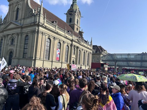 Femmes: plus de 1000 participants à Bâle et autant à Berne