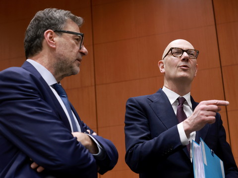 Pétrole: le G7 prêt à puiser dans les stocks stratégiques