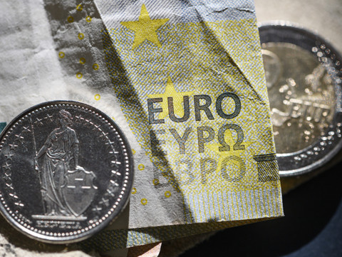 Le franc se renchérit avec l'affrontement au Moyen-Orient