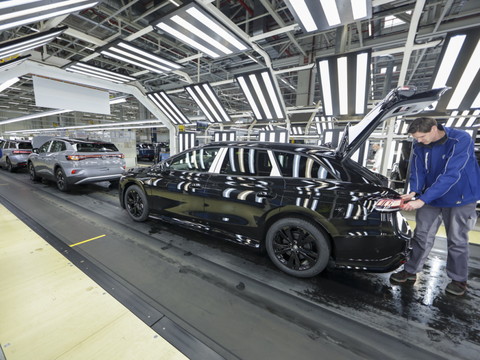 Volkswagen: le bénéfice plonge, les coupes augmentent