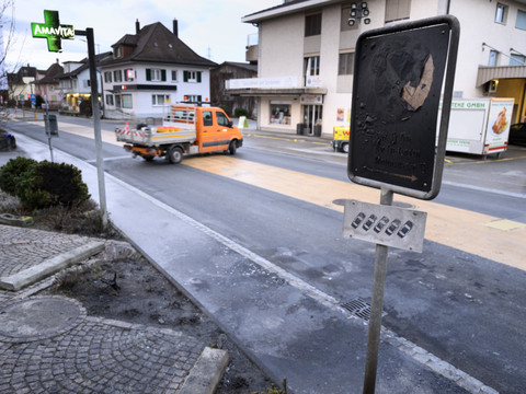Le car postal a été évacué à Chiètres (FR) et la route rouverte