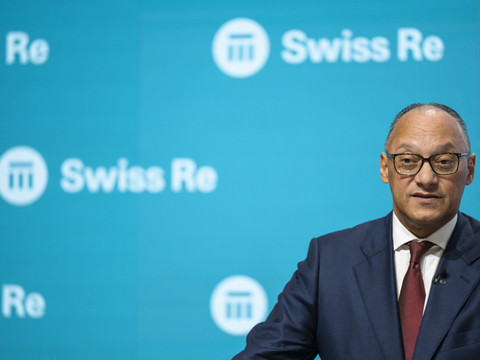 Le patron de Swiss Re a perçu 6,3 millions de francs en 2025