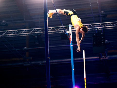 Armand Duplantis franchit 6,31 m chez lui, son 15e record du monde