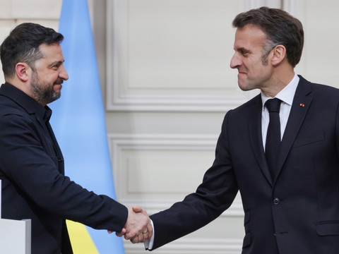 Macron, avec Zelensky, promet que la Russie n'aura pas de répit
