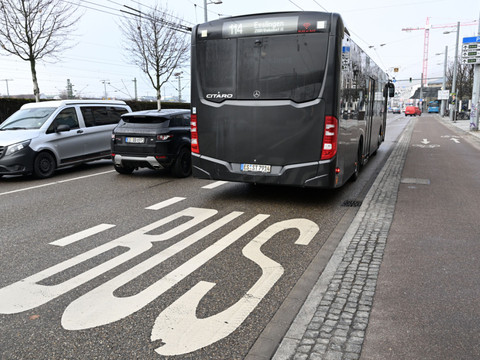 Un adolescent conduit sa petite amie à l'école dans un bus volé