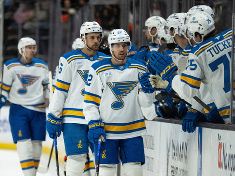 Les Blues de Pius Suter renversent les Oilers