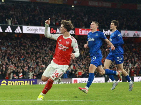 PL: Dowman sauve Arsenal à 16 ans, Chelsea doute avant le PSG