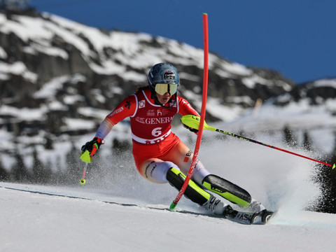 Shiffrin mène le bal au slalom d'Are, Holdener à l'affût