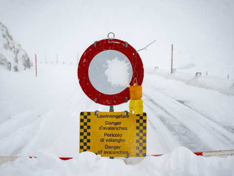 Fort danger d'avalanche, surtout au sud des Alpes