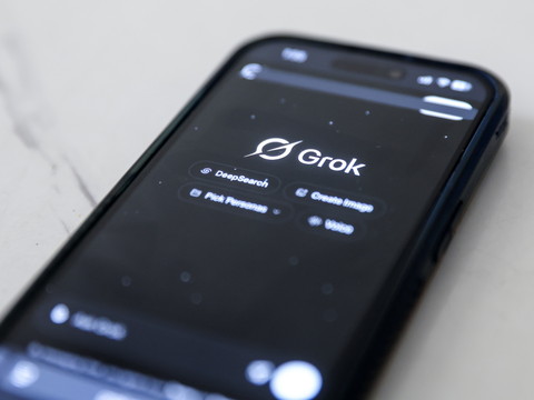 Images dénudées par Grok: trois jeunes américaines assignent xAI