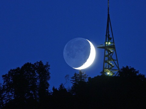 Un croissant de lune exceptionnel attendu dans le ciel