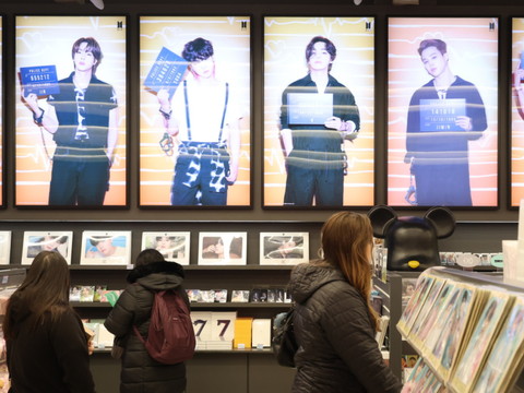 Le boys band sud-coréen BTS sort son premier album depuis 2020
