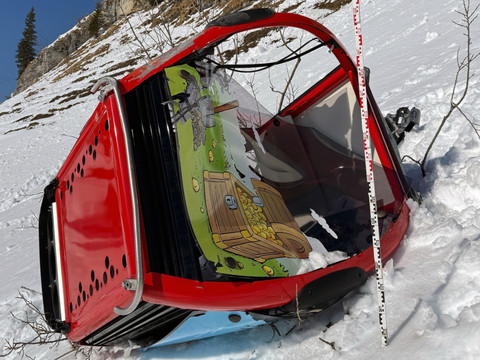 Télécabine d'Engelberg projetée contre un pylône avant de tomber