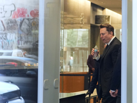 Rachat de Twitter: Musk a trompé des actionnaires, juge un jury