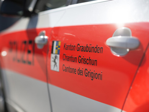 Une voiture percute un groupe scolaire aux Grisons et fait un mort