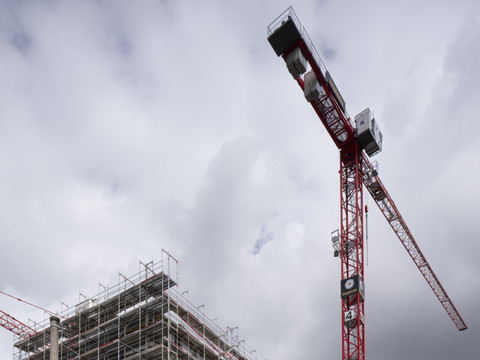 Un voleur tente d'échapper à la police en grimpant sur une grue