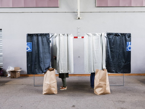 Municipales: les électeurs votent au second tour à haut suspense