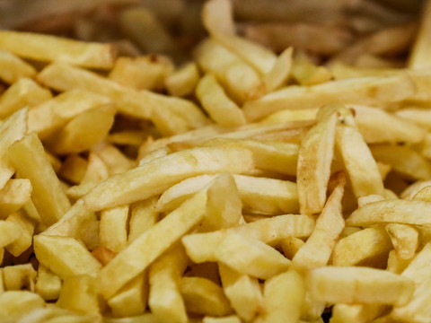 Plusieurs tonnes de frites et de poulets saisies à la douane suisse