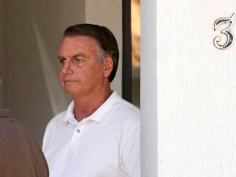 Bolsonaro autorisé à purger temporairement sa peine à domicile