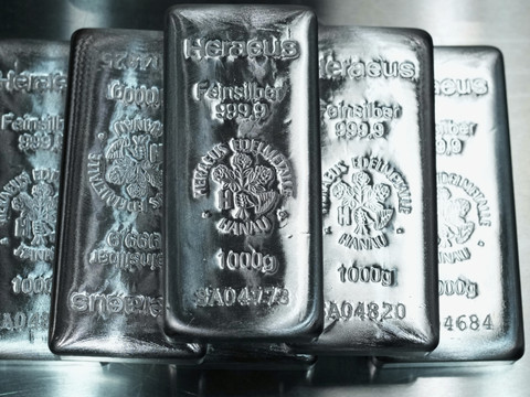 L'or et l'argent ont chuté avec la guerre au Moyen-Orient