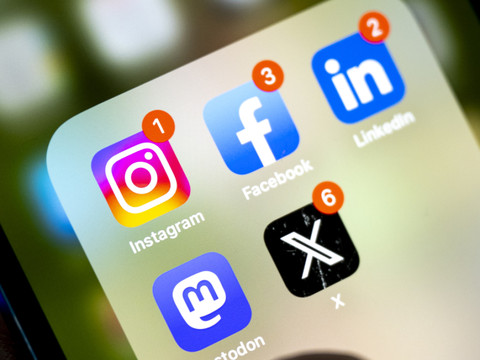 Royaume-Uni: l'interdiction de réseaux sociaux testée pour les ados