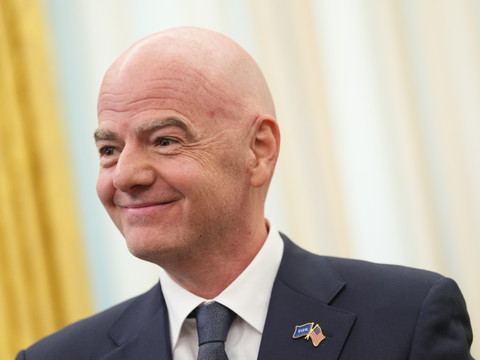 Maillots africains: le pari d'Infantino profite à des enfants