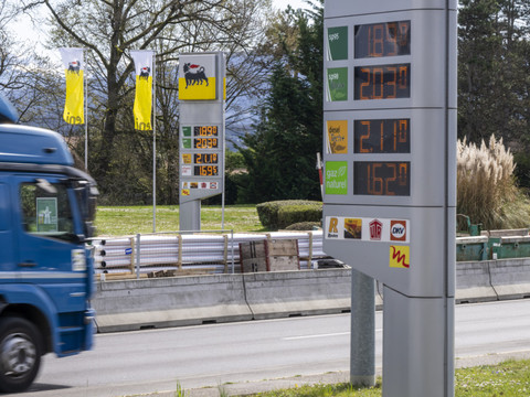 Différents facteurs influencent les prix de l'essence en Suisse