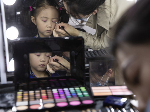 Cosmétiques aux ados: enquête en Italie contre Sephora et LVMH