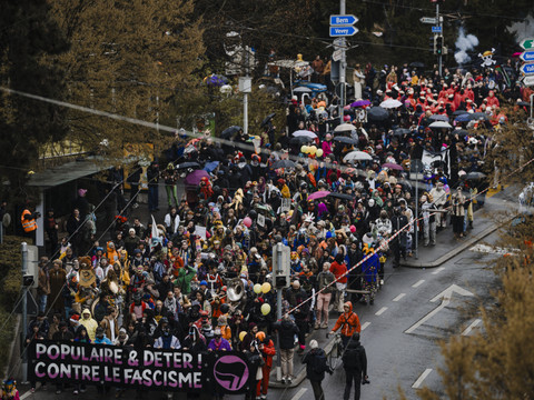 Lausanne: entre 4000 et 5000 personnes au carnaval antifasciste