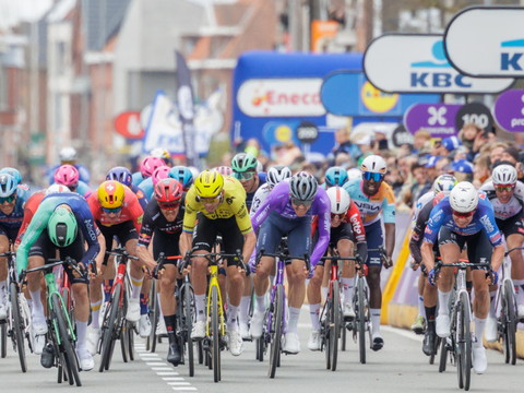 In Flanders Fields: Jasper Philipsen vainqueur au sprint