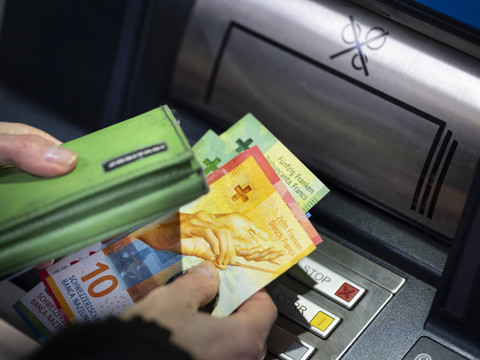 La carte de débit reste en pole position des paiements en Suisse