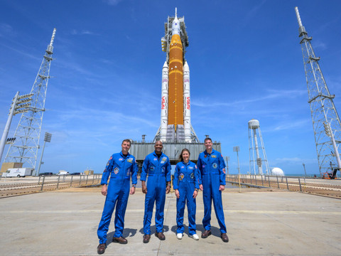 Mission lunaire Artémis 2: le compte à rebours est lancé