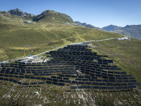 Le premier parc solaire alpin aux Grisons a produit plus qu'attendu