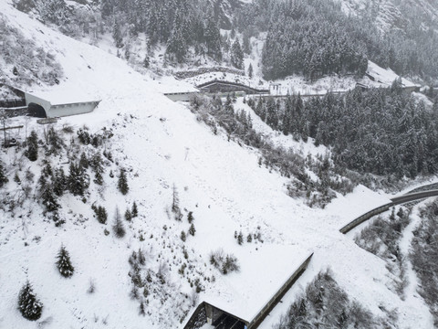 Avalanches: manteau neigeux fragile, mais décès dans la moyenne