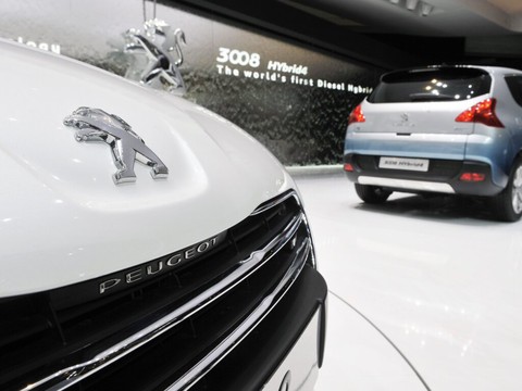 Stellantis rappelle 700'000 voitures hybrides dans le monde