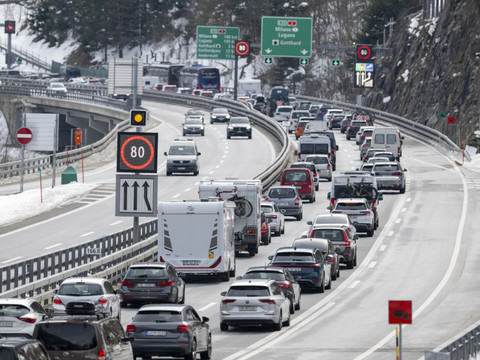 Les départs vers le Sud provoquent des bouchons au Gothard