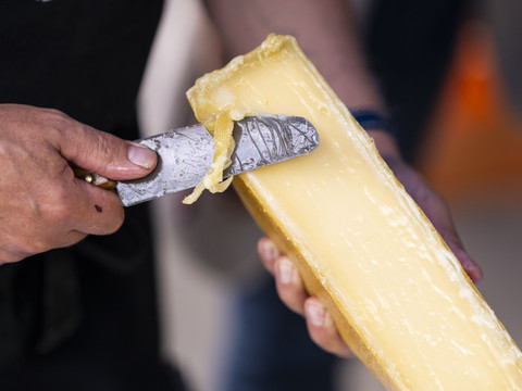 Raclette du Valais AOP: fleuron culinaire et pilier économique