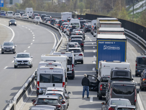 Au moins 15 km de bouchons pascals devant le tunnel du Gothard