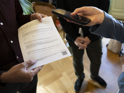 Fausses signatures: la Confédération a bien agi, mais trop tard