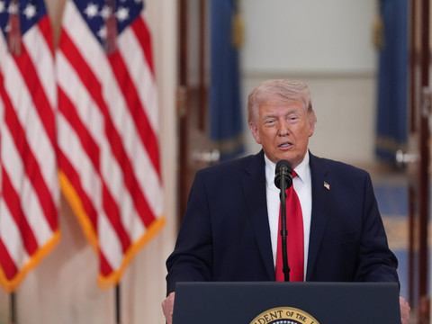 Trump impose certains médicaments, revoit les taux sur les métaux