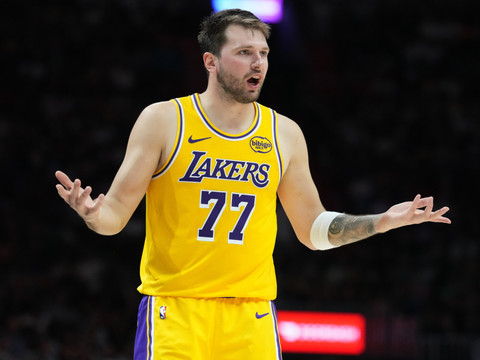 Le Thunder écrase les Lakers, Doncic sorti blessé