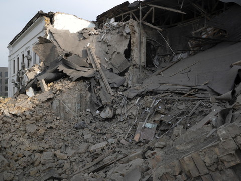 Ukraine: six morts et des dizaines de blessés dans des frappes