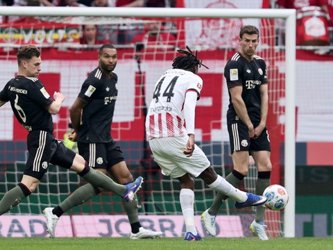 Bundesliga: Johan Manzambi s'illustre face au Bayern