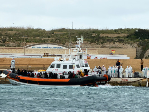 Plus de 70 migrants disparus après un naufrage en Méditerranée