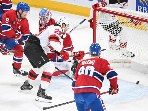 Les Devils gagnent à Montréal