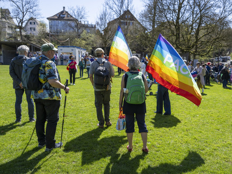 Plus de 1200 personnes à la Marche de Pâques contre la guerre