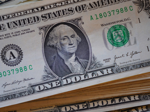 Le dollar se stabilise avec les doutes sur le cessez-le-feu