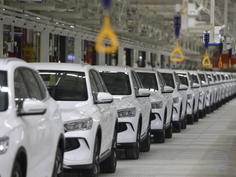 Voitures électriques: les exportations chinoises doublent sur un an