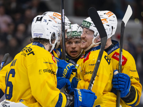 Davos a trois pucks de finale